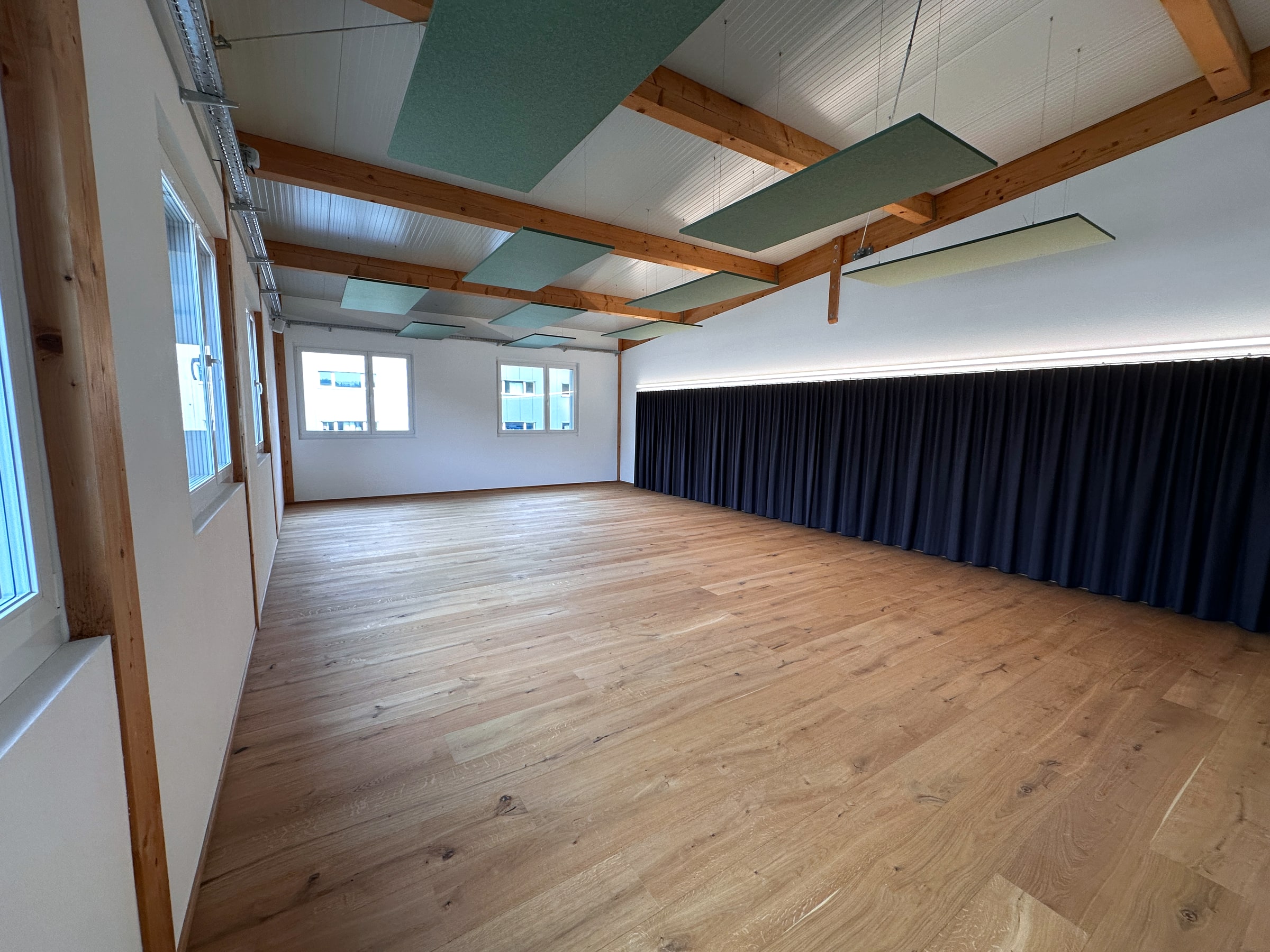 Längsansicht des 80 m² grossen Kursraums mit Eichenparkett